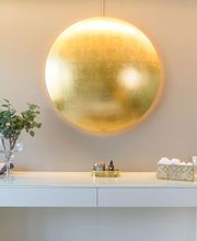 Stilvoll gestalteter Innenbereich bei Sense Treatments in Zollikerberg – moderne Praxis für Physiotherapie und Ästhetik