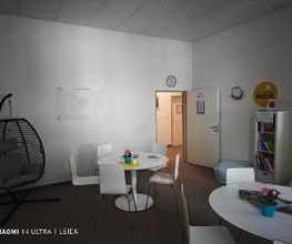Pausenraum mit Sitzkorb und Tischgruppen