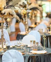 Die Palazzo Halle in Karlsruhe – Ihre perfekte Eventlocation für unvergessliche Veranstaltungen wie Firmenfeiern, Produktpräsentationen, Tagungen, Hochzeiten und mehr.
Die ehemalige Maschinenfabrik am Westbahnhof in Karlsruhe bildet ein außergewöhnliches Ambiente für exklusive Veranstaltungen mit dem gewissen Etwas. Auf 1.000 Quadratmetern ermöglicht die flexible Raumeinteilung den passenden Rahmen für jede Art von Event – von privaten Feiern wie Hochzeiten oder Geburtstage bis hin zu geschäftlichen Events wie Tagungen, Konferenzen oder Produktpräsentationen. In den Abendstunden taucht die ausgeklügelte Beleuchtungstechnik die hohen Decken in unterschiedliche Lichtstimmungen und macht die Palazzo Halle zu einer einmaligen Eventkulisse. Die Halle kann über die Eventagentur Projekt Eins gemietet werden, die das Lichtkonzept, die Dekoration, das Catering und auf Wunsch auch ein Rahmenprogramm detailliert auf das jeweilige Thema der Veranstaltung abstimmt.