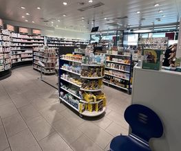 innenraum-amavita-apotheke-riehen