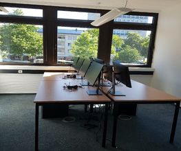 Schulungsraum mit mehreren PC-Arbeitsplätzen