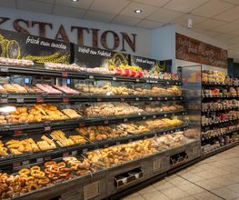 BÄCKEREI UND BAKE-OFF SHOP
Frisch, lecker und gemütlich – Ihr Backgenuss bei uns: In unserer Bäckerei und unserem Bake-Off Shop im Markt erwarten Sie täglich frisch aufgebackene Brötchen, Brot, Baguette und vieles mehr.
Genießen Sie unsere Sitzmöglichkeiten für eine gemütliche Pause oder nehmen Sie einen Coffee to go für unterwegs mit. Stellen Sie sich vor, Sie beißen in ein frisch gebackenes Brötchen oder genießen ein Stück Kuchen mit einer Tasse Kaffee in unserer einladenden Sitzecke.