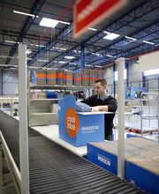 Treston concept inpaktafels zijn uitermate geschikt voor webshops die efficiënt en ergonomisch willen inpakken. Kies uit ons assortiment inhaakbare accessoires om de ideale paktafel voor uw situatie te creëren. Veranderen de werkzaamheden naderhand, dan is de tafel eenvoudig aanpasbaar naar de nieuwe situatie. Deze productlijn is al jarenlang de meest verkochte werktafel in het assortiment. De concept werktafel is verkrijgbaar in diverse afmetingen en 3 verstelmogelijkheden. 

Benieuwd naar de mogelijkheden van onze concept inpaktafels? Sinds 1963 is Sovella Nederland BV specialist in de producten van Treston. Voorheen werd dit merk verkocht onder de naam Sovella en GWS.