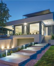 Schönheit in der Nacht
Manchmal passt alles perfekt zusammen: Fenster, Haustüre und Lichtkonzept.  Dieses Haus ist bei Nacht (und natürlich auch bei Tag  ) eine echte Schönheit.