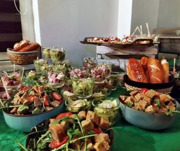 Frisches Vorspeisen- und Salatbuffet im Glas mit Laugengebäck. Erstklassiges Fingerfood-Catering für Firmenevents, Jubiläen und Hochzeitsfeiern von Christians Catering Bernburg.
