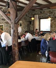 Gastraum in Bruchstein mit Innenkamin