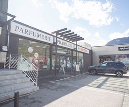 exterieur-de-la-pharmacie-sun-store-conthey-bassin