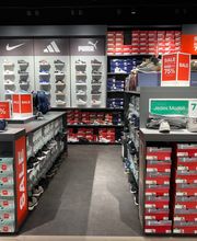 Sportschuhabteilung in der DEICHMANN Filiale Köln. Abgebildete Produkte, Preise, Aktionen und Verfügbarkeiten können je nach Zeitpunkt und Standort variieren.
