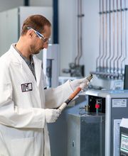 Mitarbeiter mit Laborgerät