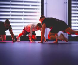 Funktionelles Gruppentraining mit Übungen am Boden - David Nikolaitschik - Personal Trainer in Mannheim