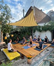 Yogaklasse auf der Terrasse