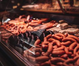 Frischetheke
An der Frischetheke wartet unser Team auf Sie. Stellen Sie alle Fragen zu unseren Produkten, die Ihnen auf der Seele brennen – wir beraten Sie gerne. Zur Auswahl stehen Variationen an Fleisch, Käse und Wurstwaren. Zusätzlich sind noch Produkte von uns und unserer Fleischerei im Angebot, darunter Frischkäse, Kartoffelsalat und Fleischsalat. Diese finden Sie in der Salatbar. Für größere Zusammenkünfte empfehlen wir Ihnen, eine Vorbestellung bei uns vorzunehmen. Damit erhalten Sie sicher alles, was Sie benötigen.