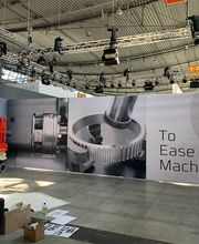 Großformat Banner, auffällige Deckenhänger & Displaysysteme – wir bieten maßgeschneiderte Drucke auf unterschiedlichste Materialien