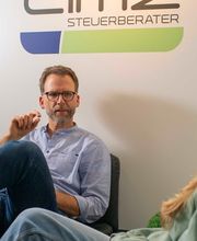 Tobias Aurich Steuerberater Karlsruhe - In unserer Kanzlei mit mehreren Standorten arbeiten Steuerberater und Fachangestellte gemeinschaftlich und auf Augenhöhe, gehen respektvoll miteinander um und bündeln Kompetenzen. Die Zusammenarbeit im Team als auch mit unseren Mandanten ist harmonisch und vertrauensvoll, wir bieten einen geschützten Raum für vertrauliche Gespräche und nehmen Datenschutz sehr ernst. Ein enger und steter Kontakt mit unseren Klienten ist für uns und unsere Arbeit essenziell wichtig, deshalb sind wir in unserem eigens entwickelten AMZ-Chat unkompliziert erreichbar und beantworten zeitnah Ihre Fragen und Anliegen.