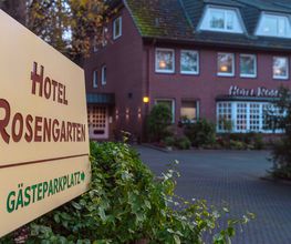 Die Zufahrt des Boutique Hotel Rosengarten im Alstertal von Hamburg