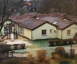 Die evangelische Wichern-Kindertageseinrichtung befindet sich im östlichen Stadtteil von Ahlen, der so genannten "Kolonie". Diese ehemalige Bergarbeitersiedlung ist geprägt durch eine multikulturelle Gesellschaft. Wir gehören zum Pfarrbezirk "Süd" der Neustadtkirche.