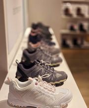 Das Bild zeigt eine Auswahl an Sportschuhen, die in der Deichmann Filiale in Überlingen erhältlich sind. Es muss jedoch nicht die aktuell verfügbaren Modelle in der Filiale widerspiegeln.