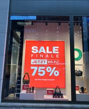 SALE-Schaufenster bei DEICHMANN Köln. Abgebildete Aktionen und Verfügbarkeiten können je nach Zeitpunkt und Standort variieren.