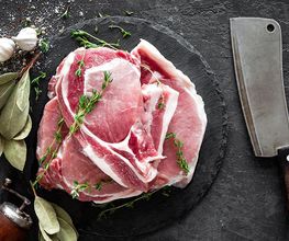 Frischetheke Fleisch
Unsere Frischetheken sind prall gefüllt mit qualitativ hochwertigen und frischen Spezialitäten. Unsere Fleisch- und Wurstwaren stammen hauptsächlich von lokalen Erzeugern. So beliefert Köthener Wurst- und Fleischwaren unsere Metzgerei ausschließlich mit Fleisch aus der Region. Dank kurzer Wege ist die Frische einfach unschlagbar. Das gilt auch für die verschiedenen Würste, Aufschnitt und Fleischveredelungen.