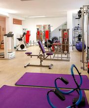 Unser Fitnessraum steht allen Patienten und Selbstzahlern zur Verfügung, die sich fit halten wollen oder nach einer vorangegangenen physiotherapeutischen Behandlung Verletzungen vorbeugen wollen.
