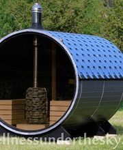 Fasssauna aus Thermoholz mit Panoramaglas als ganze Scheibe jetzt auch mit Sichtschutz und Holzofen. Elektroofen und LED Beleuchtung als Saunalicht stehen alternativ zur Auswahl.