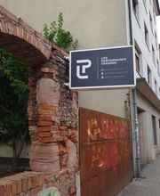 LIFE PERFORMANCE TRAINING | Personal Training Nürnberg - Außenansicht eines privaten Personal-Training-Studios in Nürnberg mit modernem Schild an einer ruhigen Seitenstraße. Das Bild vermittelt diskretes Training, private Atmosphäre und eine exklusive Alternative zum klassischen Fitnessstudio.