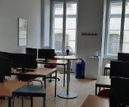 Schulungsraum mit mehreren PC-Arbeitsplätzen.