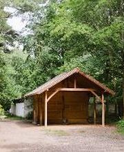 Eine überdachte Hütte bietet Besuchern des FriedWald Dudenhofen Schutz bei unbeständigem Wetter.