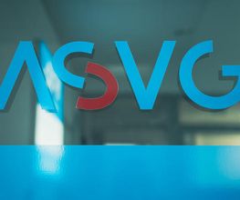 ASVG GmbH - Situationsbilder im Büro. Türe mit Logo.