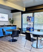 Der Verkaufsraum lädt zum Verweilen ein mit TV, Zeitschriften, kostenlosem WLAN und einem Getränk.