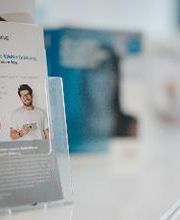 Informationsmaterial und Flyer stehen auf einem Tisch.