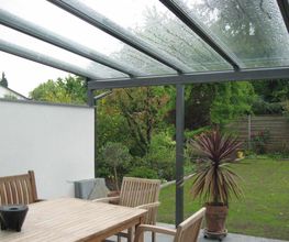 Terrassendach aus Aluminiumprofilen mit Glaseindeckung