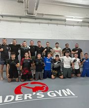 Engagierte Kampfsportgemeinschaft mit erfahrenen Trainern und motivierten Mitgliedern im Naders Gym Hamburg.