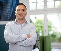 Dirk Schmid, Geschäftsführer der Upscaled Media GmbH - Ihr Experte für automatisierte Kundengewinnung und smartes Online-Marketing für lokale Unternehmen.
