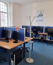 Schulungsraum mit Rechnerarbeitsplätzen