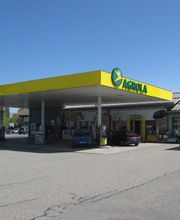 AGROLA Tankstelle in Schötz mit TopShop dahinter rechts ein Zelt mit Aussensitzplätzen