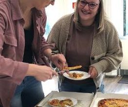 Gemeinsame Pizzapause der Schüler:innen.