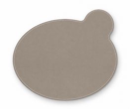 Taupefarbenes ovales Tischset aus Kunstleder mit integriertem Abstellbereich für Gläser. Die handvernähte Ziernaht kann eine Farbe Ihrer Wahl erhalten. Die Rückseite besteht aus meliertem Wollfilz. Unsere Tischsets gibt es in 20 Farben.