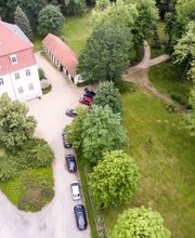 Blick von oben auf Schloss Deutsch-Paulsdorf und den Park des FriedWald Markersdorf.