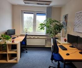 Büro mit zwei Arbeitsplätzen.