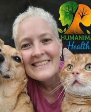**Mit meinen Seelentieren Stellina & Oskar 🐾❤️**
Für mich bedeutet ganzheitliche Gesundheit mehr als Wissen – sie beginnt mit Verbindung, Vertrauen und dem Blick auf jedes Lebewesen als einzigartiges Ganzes.
Meine Fellnase **Stellina** und Kater **Oskar** begleiten mich nicht nur durchs Leben, sondern prägen auch meine Arbeit bei **Humanimal-Health**. Sie erinnern mich täglich daran, wie wichtig individuelle Ernährung, Tiergesundheit, Wohlbefinden und echte Achtsamkeit sind.
**Humanimal-Health – ganzheitliche Gesundheit für Mensch & Tier.** 🐕🐈💚