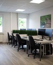 Ein Schulungsraum mit mehreren PC-Arbeitsplätzen.