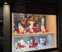 Weihnachtsdeko im Schmuckfenster