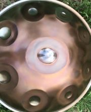 Spüre die kraftvolle Essenz der Musik mit der Magical Handpan. Die tiefe Resonanz und die Vibrationen, die aus dem präzisen Design und dem Sustain resultieren, können sowohl Spieler als auch Zuhörer vierl Freude bereiten.
Du kannst die Magical Handpan im Handpan Showroom Karlsruhe ausprobieren und kaufen oder bei www.Handpan.World online bestellen.