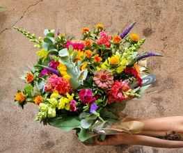 La Petite Marchande de Fleurs image 3