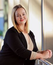 Business-Mitarbeiterin am Arbeitsplatz