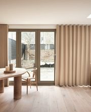 Vorhang-Systeme erfüllen mehrere Funktionen. Sie bestimmen nicht nur das Design und den Stil der Inneneinrichtung, sondern dienen auch zur Licht- und Wärmesteuerung. Vorhang-Systeme müssen daher sowohl ästhetisch abgerundet als auch technisch ausgereift sein.