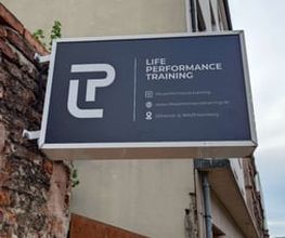 LIFE PERFORMANCE TRAINING | Personal Training Nürnberg - Frontale Perspektive auf ein Studioschild in Nürnberg als visuelle Orientierung für Personal Training, Krafttraining mit Coach und Training im privaten Studio.