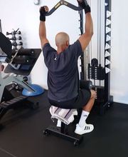 LIFE PERFORMANCE TRAINING | Personal Training Nürnberg - Athlet beim breiten Latzug an der Kabelmaschine im modernen Fitnessstudio, Fokus auf Rückentraining, Latissimus und saubere Zugtechnik im Krafttraining.
