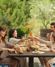 Morgengold bringt frische Brötchen direkt an die Haustür – in zahlreichen Städten und Regionen in Deutschland und Österreich. Ob werktags, an Sonntagen oder an Feiertagen, unser zuverlässiger Brötchenlieferservice sorgt für ein entspanntes Frühstück mit ofenfrischen Backwaren aus regionalen Handwerksbäckereien.